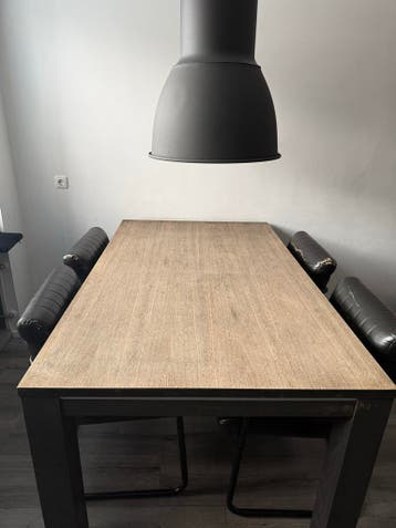 Eettafel met 4 lederen stoelen