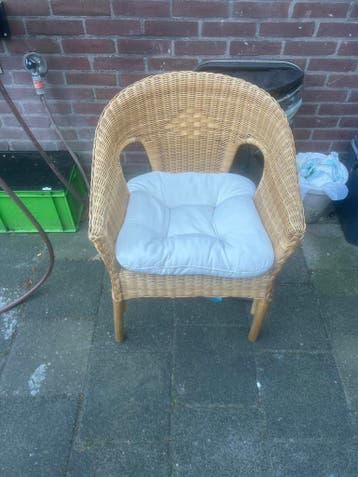 Gratis rieten stoel met kussen