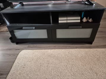 Zwart tv meubel met glazen deurtjes