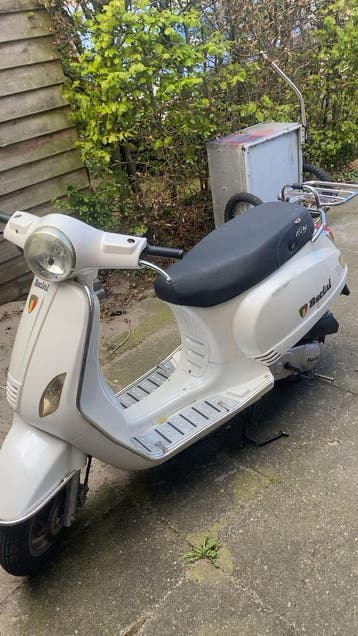 Senzo scooter ophalen voor een kratje hertog