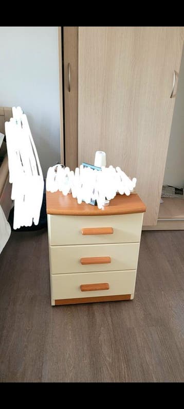 Nachtkastje met 3 lades