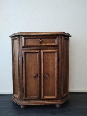 Houten kastje met lade en deurtjes (67x29,5x74,5 cm)