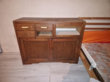 Houten kastje met lades en deurtjes