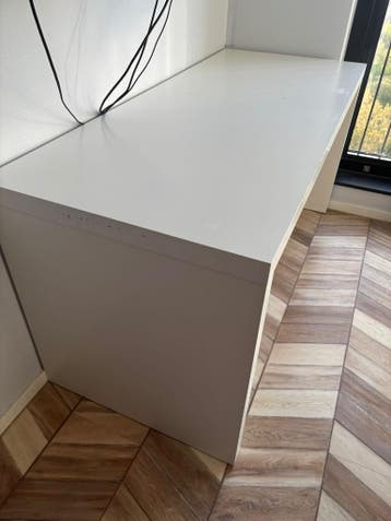 Bureau met krassen (gratis)