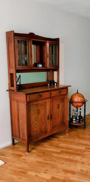 Vintage buffetkast van massief hout met gebruikerssporen