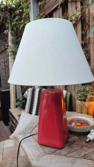 Gratis roze keramiek tafellamp met barst en roest