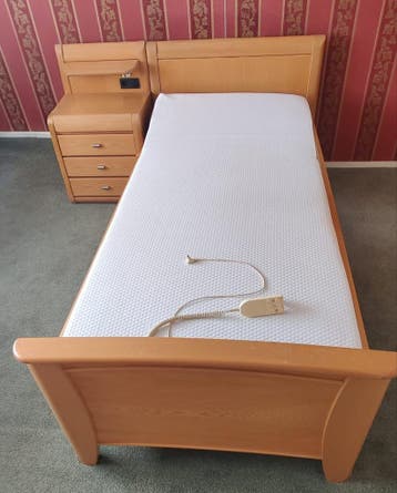 Elektrisch verstelbaar senioren bed met kast en nachtkastje