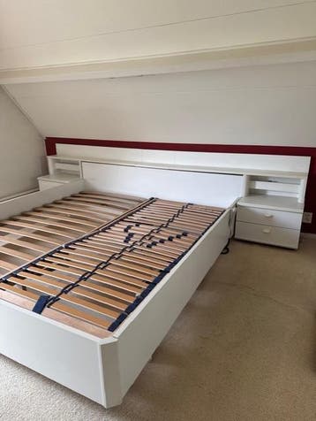 Gratis tweepersoons bed met lattenbodems en nachtkastjes