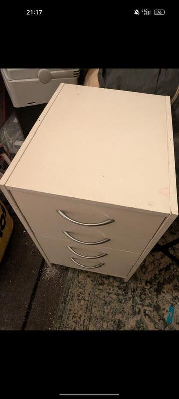 Stevig, wit, oud ladenkastje