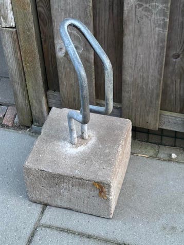 Fietsenrek van beton en metaal