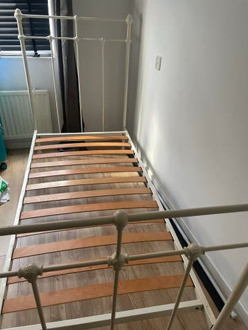 Wit metalen eenpersoonsbed met lattenbodem