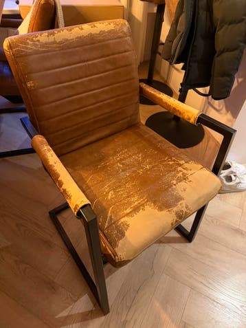 Gratis 4 oude versleten stoelen