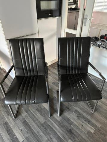 Bankje en 2 stoelen van kunstleer