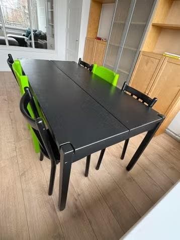Zwarte eettafel met 6 stoelen (gratis ophalen)