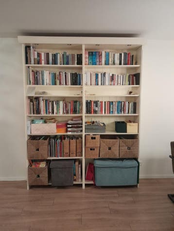 Witte boekenkast met planken