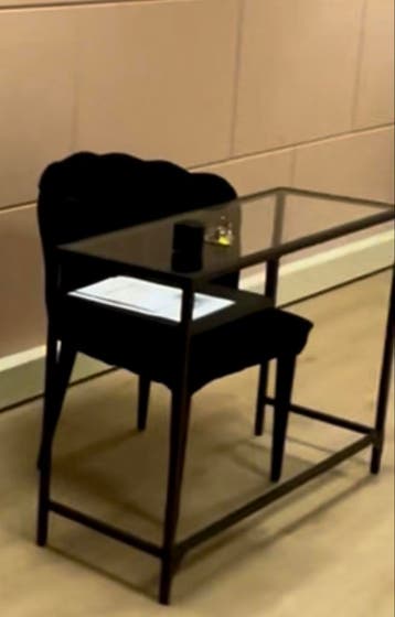 Simpel klein bureautje met glasplaat