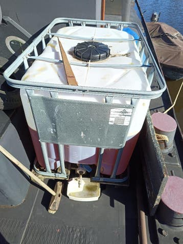 Oude stookolie voor in de kachel