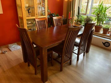 Houten eettafel met 5 stoelen