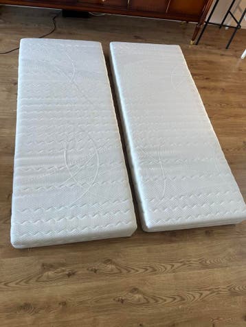 Gratis: Matrassen, topper, boxsprings (frame mee te nemen)