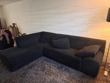 Grijze hoekbank met kussens