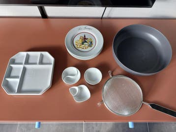 Diverse huisraad:  borden, zeef, schaal, bakvorm.