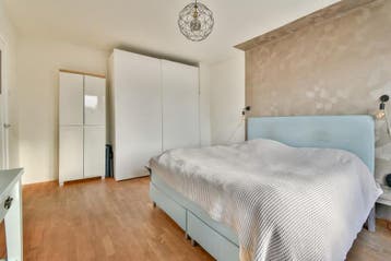 Gratis witte kledingkast met hanggedeelte - zelf demonteren