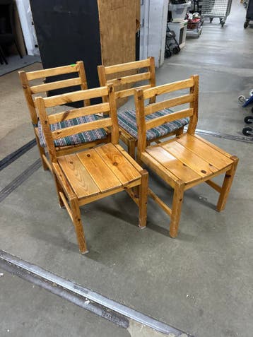 4 houten eettafelstoelen van gelakt grenenhout