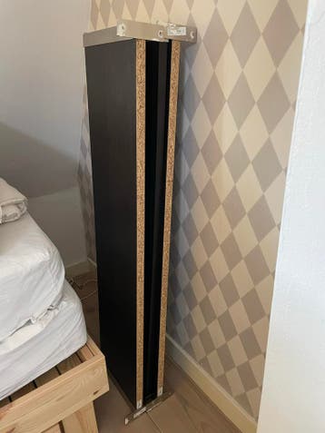 3 zwarte planken met ophangsteunen