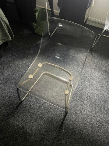 3 (optioneel 4) doorzichtig plastic stoelen