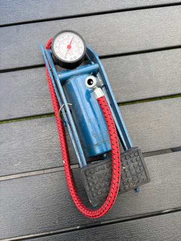 Voetpomp met drukmeter