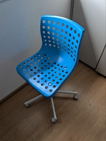Blauwe bureaustoel met wieltjes