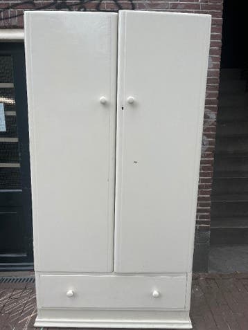 vintage kledingkast, gebroken wit