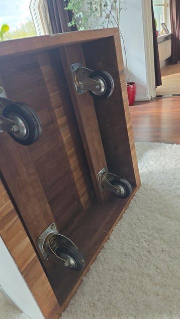 Salontafel op wielen, 2 zwarte slaapbanken, 1 witte eettafel