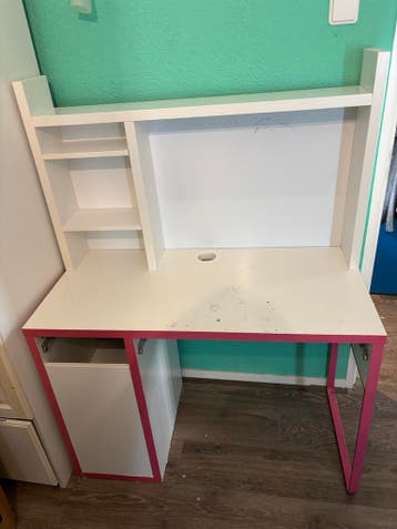 Gratis Wit bureau met roze accenten en opbergruimte