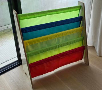 Kleurrijk kinderboekenrek - Houten frame met stoffen vakken