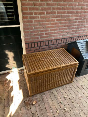 Gratis af te halen: Ruime rieten mand met deksel