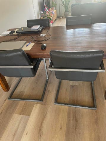 4 eettafel stoelen donker grijs.