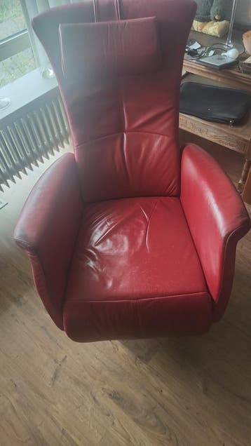 Draaistoel prominent.