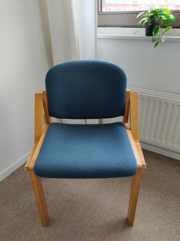 Stevige Massief Grenen stoel met blauwe stoffen bekleding