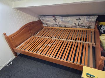Houten tweepersoonsbed met lattenbodems