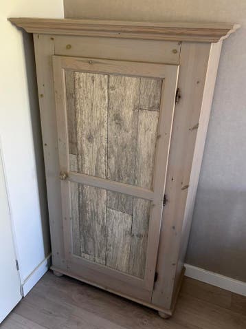 Gratis af te halen: Houten kast met twee vaste planken