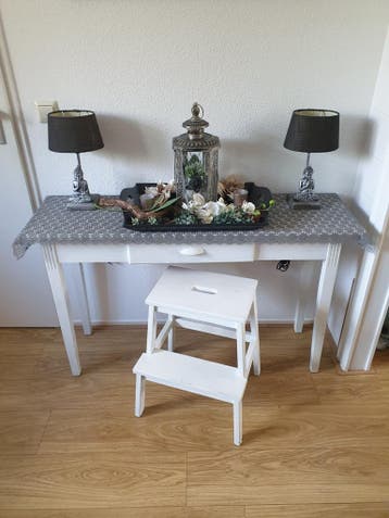 Sidetable, opstapje, 2 boeddha lampjes enz enz