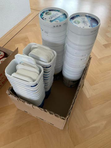 Lege schone Griekse yoghurt emmertjes - rond en rechthoekig