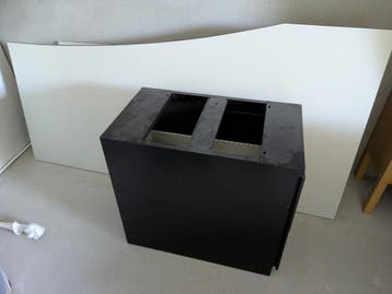 Groot bureau met ladekast