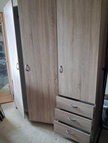 Gratis nog mooie Kledingkast(1.70 x 1.45 x 50 )