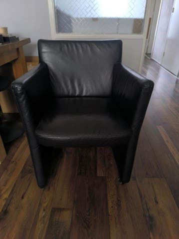 Gratis: Eettafel met 4 leren stoelen - Haarlem