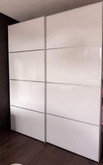 Moderne witte kledingkast met schuifdeuren