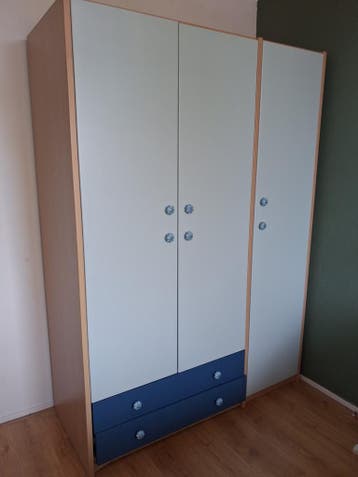Blauwe kledingkast - moet nu weg!