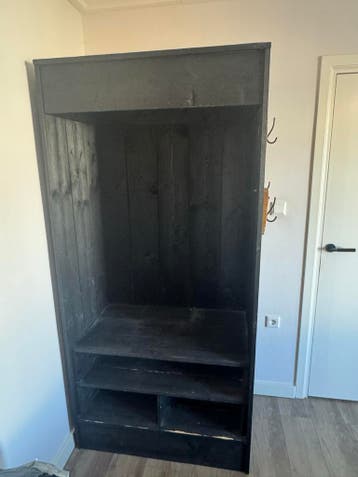 Gratis op te halen: Zwarte steigerhouten kleding kast