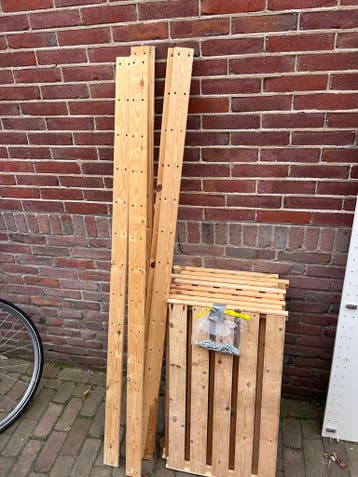 Gratis stellage met 8 legplanken voor opslag